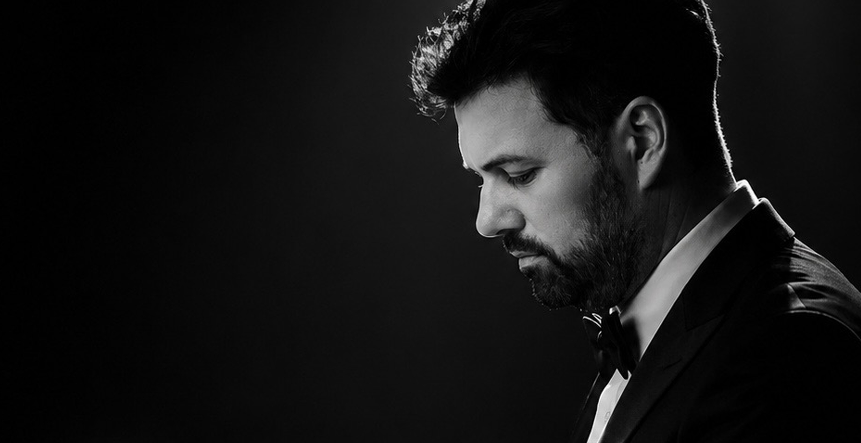 Adam Gravelle performing live piano music